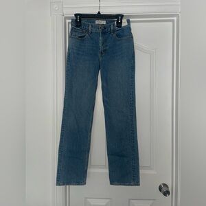 ABERCROMBIE & FITCH MID RISE 90s STRAIGHT IN MEDIUM WASH SZ 26/2 Reg NWT